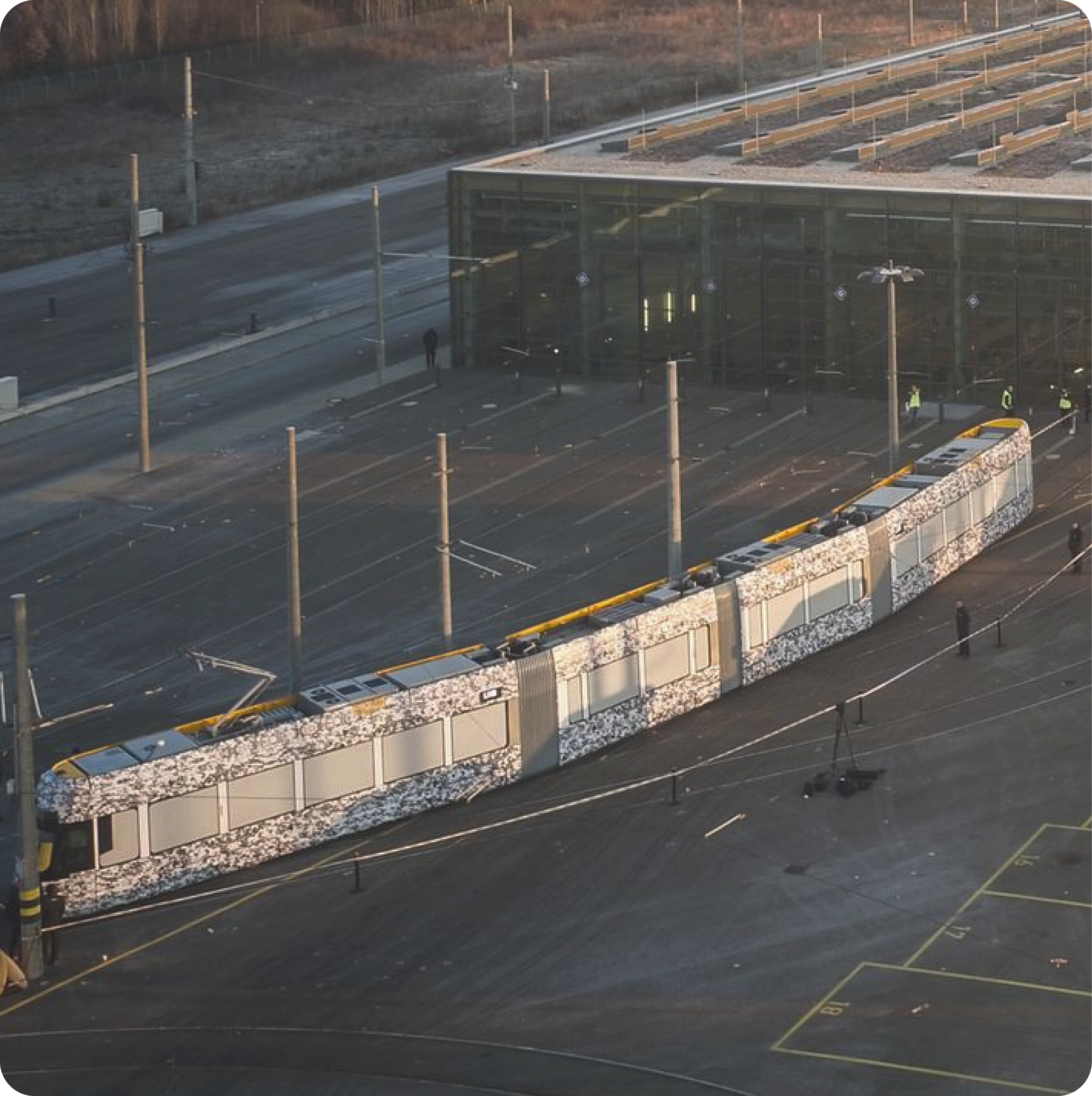 Eine Straßenbahn steht im Morgenlicht auf dem Gelände eines Betriebshofs